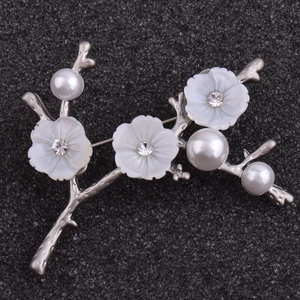Élégante broche fleur de prunier en argent avec perles et cristaux pour femmes