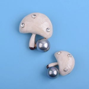 Détail de la broche champignon avec perle, émail marbré et strass brillants