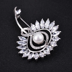 Elegante Löwenzahn-Blütenbrosche mit zentraler Perle und Markasit-Zirkonia-Steinen