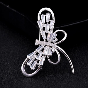 Broche libellule élégante en argent avec zircons AAA et cristaux brillants facettés