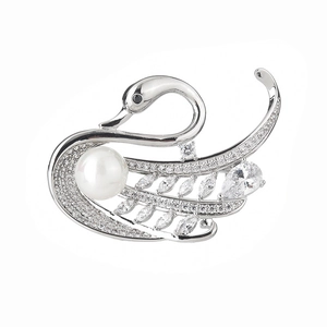 Elegante Schwanen-Brosche mit weißer Perle und funkelndem Zirkonia in Silber-Optik