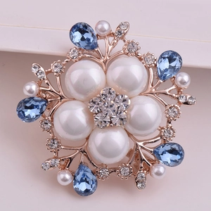 Broche fleur élégante dorée avec cristaux bleus et perles blanches pour femmes