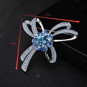 Broche nœud en cristal bleu avec fleur, taille 5,5cm par 5,2cm, poids 15g détail