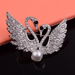 Détail de la broche cygne argentée avec cristaux blancs et perle fantaisie