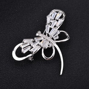 Vue détaillée de la broche libellule argentée sertie de zircons AAA ronds et baguette