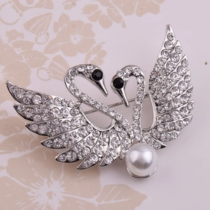 Broche cygne argentée élégante avec cristaux et perle pour décoration de mariage mariée