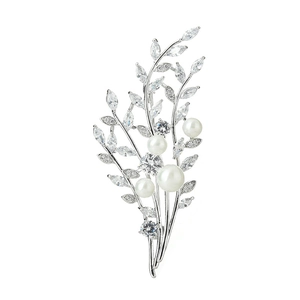 Broche fleur argentée élégante avec perles blanches et cristaux brillants pour femme
