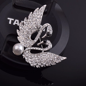 Élégante broche double cygne en argent avec cristaux pavés et une perle blanche