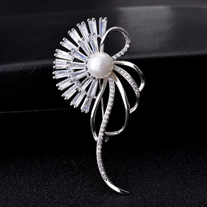 Eleganter Kupfer Zirkonia Feder Blume Brosche Mit Künstliche Perle Strass Nadel Für Damen Mode Mantel Hochzeit Schmuck