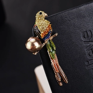 Broche perroquet exquise avec strass colorés et émail sur fond de cuir noir élégant