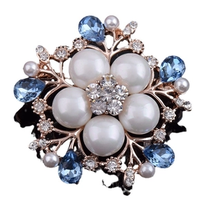 Broche fleurie avec perles, cristaux bleus en goutte et strass en or rose élégant