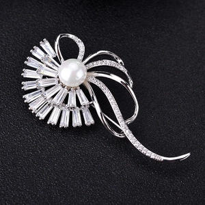 Exquisite Blumenbrosche mit weißer Perle und funkelnden Zirkonias in Silberfassung