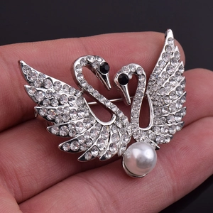 Élégante broche cygne en argent avec cristaux blancs et détail de perle centrale