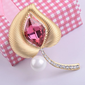 Elegante broche de hoja dorada con cristal rosa y perla blanca en caja de regalo