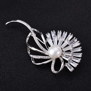 Elegante silberne Federbrosche mit weißer Perle und funkelnden rechteckigen Zirkonia