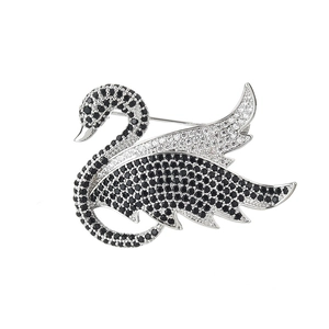 Élégante broche cygne avec oxydes de zirconium noirs et blancs sur base en métal argenté