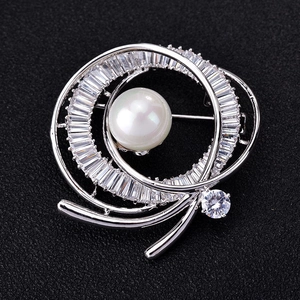 Elegante spilla a cerchio in argento con cristalli di zirconia e perla bianca