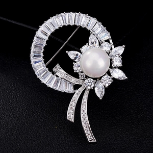 Broche Fleur en Cuivre Zircon avec Künstliche Perle de Coquille Blanche Design Ruban Élégant Bijoux de Mariage pour Femmes