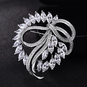 Élégante broche nœud en zircon taille marquise avec finition or blanc sur support noir