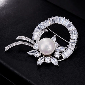 Broche en perle élégante avec perle blanche ronde et oxydes de zirconium sur cuir noir