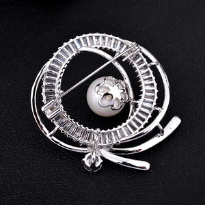 Elegante spilla a cigno in argento con zirconi lucidi e una grande perla bianca pura