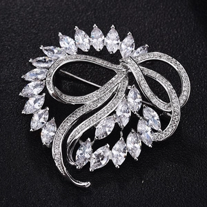 Broche ruban classique en argent avec zircons cubiques AAA étincelants taillés en marquise
