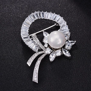 Broche élégante en perles d'argent avec ruban floral en zircone et design circulaire chic