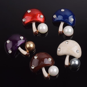 Vue détaillée de cinq broches champignons colorées avec cristaux et perles