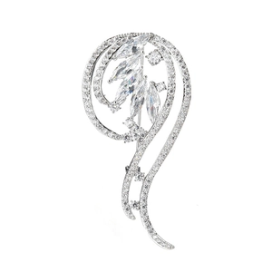 Eleganter silberner Flügel-Brosche mit Marquise-Zirkonia auf reinem weißem Hintergrund