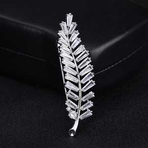 Elegant Platinum Plated Copper Leaf Brooch For Women High Grade Zirconia Feather Pin Fashion Jewelry For Coat Suit Banquet