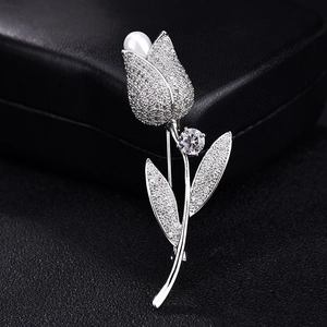 Elegante Spilla a Forma di Fiore di Tulipano per Donna Con Micro Zirconia Strass Perla Artificial Rame Placcato Argento Gioielli da Sposa