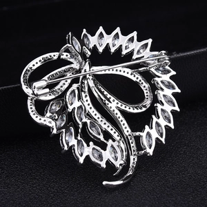 Élégante broche nœud argentée avec zircone AAA et design floral en forme de tourbillon