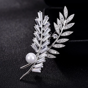 Broche élégante en épi de blé avec micro-pavé de zircone et perle blanche sur noir