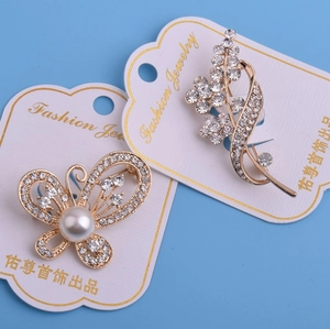 Ensemble de broches papillon et fleur dorées avec strass brillants et perles blanches