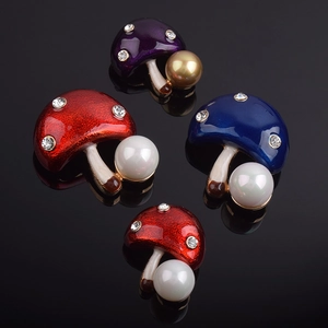 Macro de broches champignons en émail coloré avec cristaux scintillants et perles nacrées