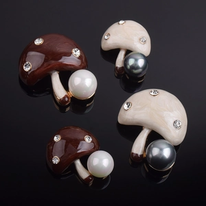 Détail des broches champignons en perles avec finition émail et strass brillants