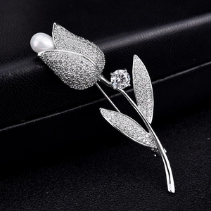 Elegante spilla a tulipano in argento con zirconi micro-pave e accento di perla bianca