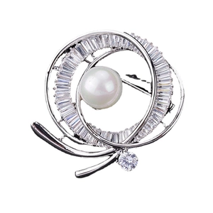 Elegante spilla a cigno in argento con perla bianca e brillanti pietre di zirconia