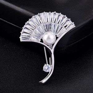Elegant Ginkgo Leaf Fan Shape Brooch With Baguette Zirconia And Artificial Pearl Inlaid Copper Pin For Women Wedding Banquet Decor