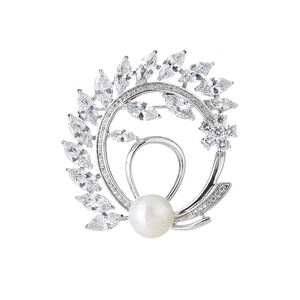 Broche argentée élégante avec grande perle ronde et feuilles de zircone marquise serties