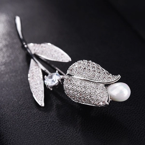 Elegante spilla a tulipano argentata con zirconi bianchi e una perla rotonda
