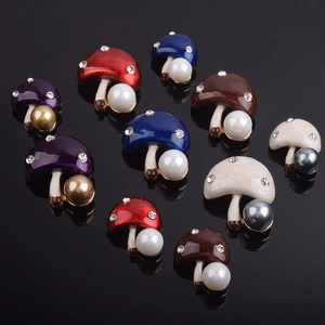 Charmantes broches champignon en émail coloré avec strass en cristal et perles