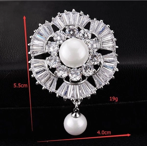 Detailansicht der Blumenbrosche mit Perlen und Zirkonia, Maße 5,5 cm mal 4,0 cm für Damenmode