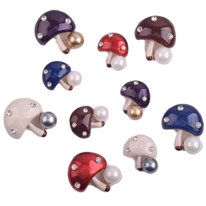 Broches champignons colorées en émail avec strass brillants et perles élégantes
