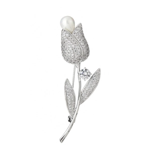 Elegante spilla a tulipano in argento con pavé di zirconi e una perla tonda bianca