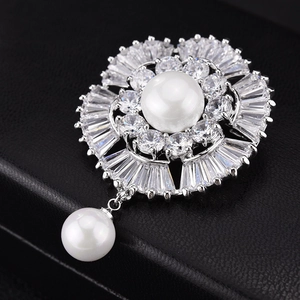 Eleganter Blumen-Brosche aus Silber mit Zirkonia-Blüten und hängender weißer Perle