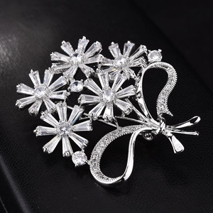 Elegant daisy flower brooch with sparkling zircon crystals and silver ribbon bow for women