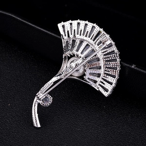 Elegant silver fan-shaped brooch with micro-pave zircons and a white pearl accent