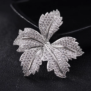 Elegant Maple Leaf Brooch Pin For Women Fashion Copper Inlaid Zirconia Rhinestone Leaf Lapel Pin For Suit Sweater Jewelry