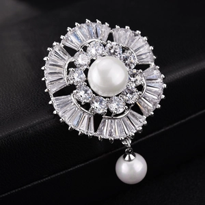 Elegante Blumenbrosche mit weißer Perle und Zirkon-Blütenblättern auf schwarzer Box